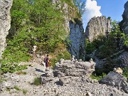 29 Passiamo nel 'labirinto' tra roccioni, guglie, torrioni